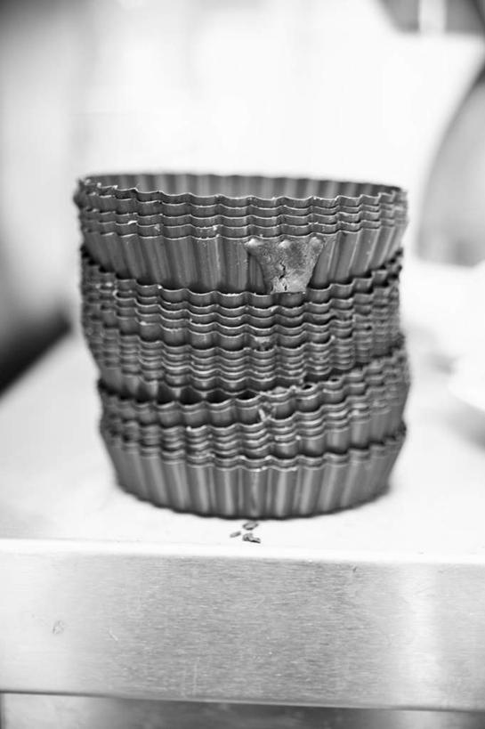 无人,竖图,俯视,黑白,室内,特写,白天,桌面,桌子,静物,一排,许多,朦胧,模糊,整齐,很多,排列,纸托,堆,队列,蛋糕托,蛋糕托纸,蛋糕纸托,高角度拍摄,厨房料理台,料理台