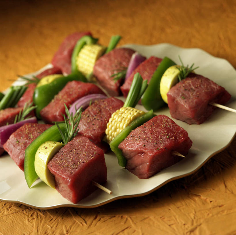 无人,横图,俯视,室内,特写,白天,烹饪,烧烤,玉米,桌面,桌子,辣椒,蔬菜,餐具,三串,阴影,新鲜,光线,木制,棒子,碟子,盘,影子,玉蜀黍,肉,牛肉,料理,食品,烤肉,菜肴,美食,肉类,竹签,食物,盘子,木制品,碟,佳肴,有机食品,绿色食品,苞米,苞芦,肉食,彩椒,辣角,红海椒,大椒,辣虎,广椒,苞谷,取食签,包谷,大蜀黍,番麦,薏米包,玉高粱,玉麦,珍珠米,甜椒,柿子椒,辣子,海椒,番椒,灯笼椒,彩图,高角度拍摄