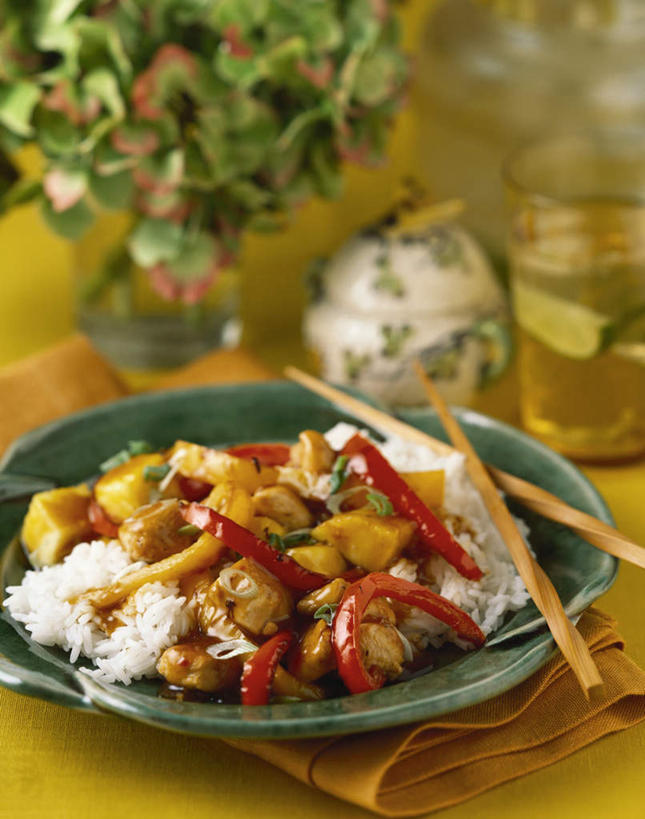 米饭,无人,竖图,俯视,室内,特写,白天,烹饪,中餐,筷子,桌面,桌子,辣椒,蔬菜,土豆,餐具,一双,阴影,新鲜,光线,木制,碟子,盘,影子,肉,料理,食品,饭,文化,传统,咕咾肉,咕噜肉,菜肴,美食,肉类,食物,盘子,木制品,碟,中式,佳肴,有机食品,绿色食品,礼节,五谷,礼仪,肉食,彩椒,辣角,红海椒,大椒,辣虎,广椒,馍馍蛋,甜酸肉,进餐用具,洋芋,甜椒,柿子椒,山药蛋,马铃薯,辣子,海椒,番椒,灯笼椒,彩图,高角度拍摄