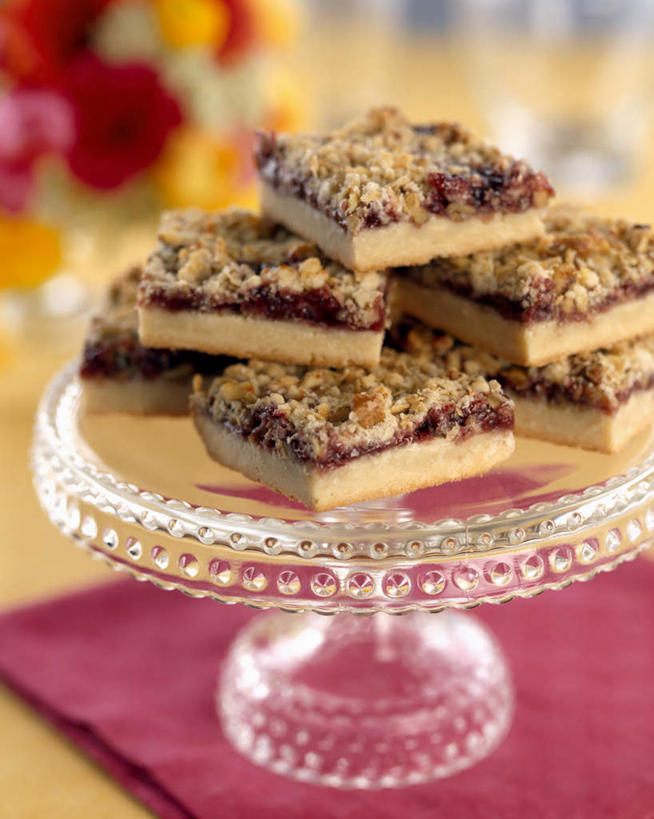 点心,无人,竖图,室内,特写,白天,正面,桌面,桌子,浆果,餐具,阴影,光线,木制,碟子,盘,影子,核桃,桑葚,食品,坚果,甜点,甜品,果实,食物,糕点,盘子,木制品,碟,甜食,干果,覆盆子,面包屑,胡桃,羌桃,彩图