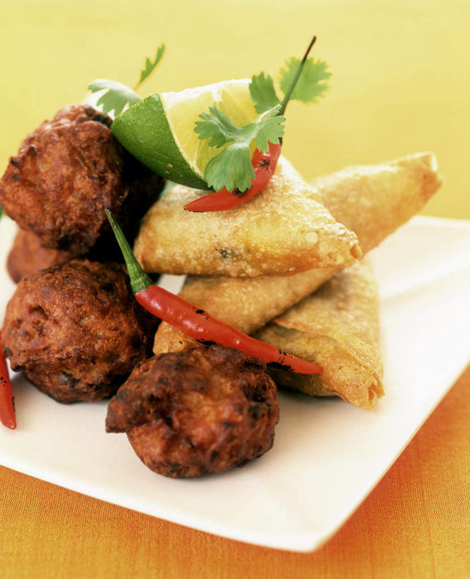 无人,竖图,俯视,室内,特写,白天,桌面,桌子,辣椒,蔬菜,洋葱,餐具,一堆,阴影,堆叠,堆积,新鲜,光线,木制,碟子,盘,影子,香菜,肉,食品,肉饼,咸肉,肉类,食物,腌制,盘子,木制品,碟,有机食品,绿色食品,堆,腌肉,肉食,辣角,红海椒,大椒,辣虎,广椒,胡菜,香荽,原荽,园荽,芫荽,胡荽,莞荽,芫茜,芫蓿,莚葛草,莚荽菜,消食,盐肉,渍肉,圆葱,洋葱头,球葱,辣子,红辣椒,海椒,番椒,彩图,高角度拍摄,开胃