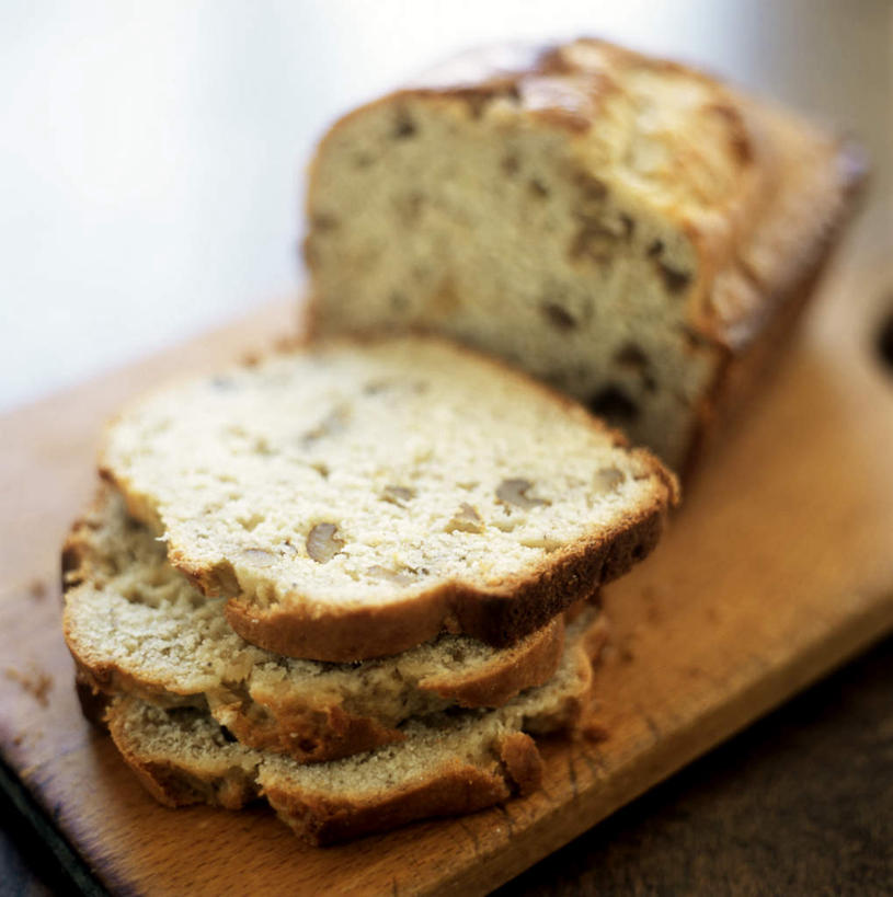 点心,面包,无人,竖图,俯视,室内,特写,白天,餐桌,桌子,香蕉,阴影,光线,影子,食品,面点,案板,砧板,食物,糕点,四块,餐台,甘蕉,彩图,高角度拍摄