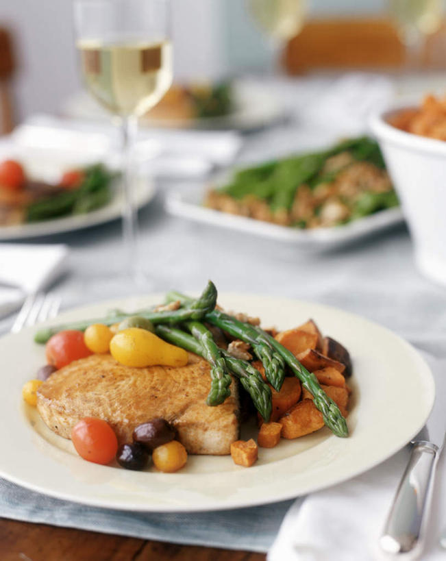 海鲜,红酒,葡萄酒,无人,竖图,俯视,室内,特写,白天,餐桌,桌面,桌子,芦笋,南瓜,蔬菜,杯子,餐具,许多,阴影,朦胧,模糊,新鲜,光线,鱼,碟子,高脚杯,盘,影子,陶瓷,金瓜,肉,鱼肉,牛肉,食品,陶瓷制品,红酒杯,白葡萄酒,酒类,一杯,水产,肉类,鱼类,海洋生物,番瓜,玻璃制品,酒,食物,饮料,白色,盘子,酒杯,容器,碟,碗,有机食品,绿色食品,餐台,储藏,麦瓜,倭瓜,储存,水生动物,海产品,水生物,肉食,海底动物,旗鱼,玻璃杯,猪尾巴,药鸡豆子,石刁柏,蚂蚁杆,龙须菜,狼尾巴根,彩图,高角度拍摄,贮存