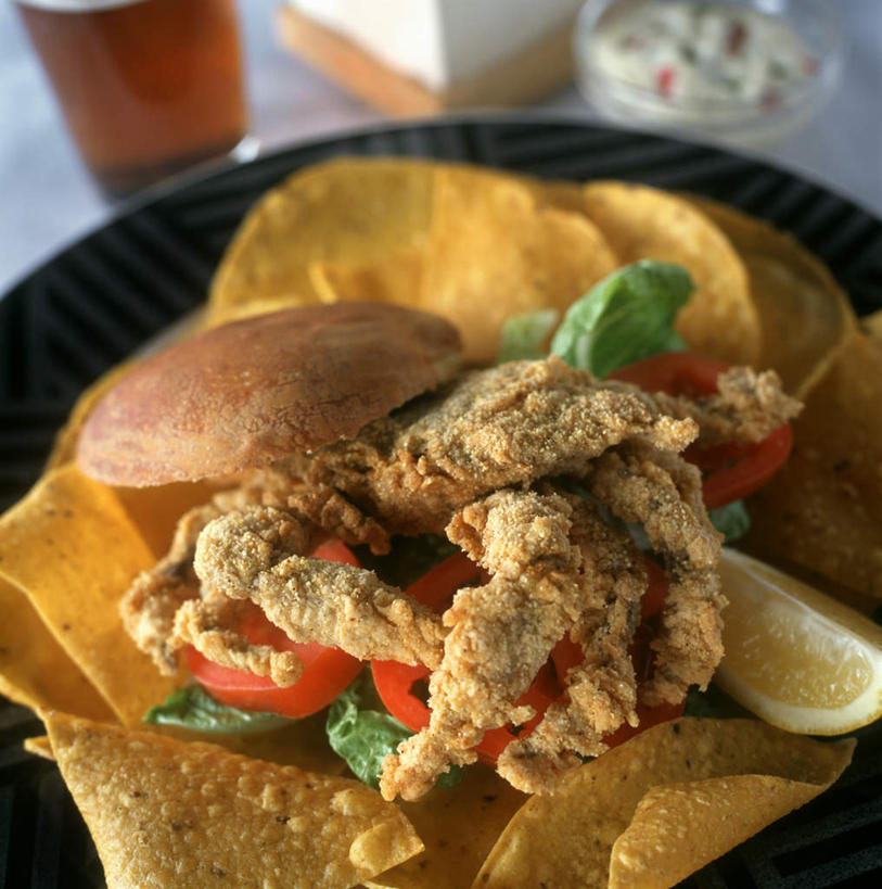 果汁,无人,竖图,俯视,室内,特写,白天,烹饪,西餐,玉米,餐桌,桌面,桌子,蔬菜,西红柿,杯子,餐具,切片,阴影,朦胧,模糊,新鲜,光线,棒子,碟子,盘,影子,生菜,莴苣,玉蜀黍,鸡肉,肉,三明治,料理,食品,饮品,菜肴,美食,肉类,玻璃制品,食物,饮料,一个,盘子,水杯,碟,快餐,西式,佳肴,有机食品,绿色食品,单个,餐台,苞米,可口,苞芦,肉食,西式快餐,薄片,三文治,苞谷,春菜,鹅仔菜,莴仔菜,千金菜,包谷,大蜀黍,番麦,薏米包,玉高粱,玉麦,珍珠米,叶用莴苣,适口,玻璃杯,番茄,彩图,高角度拍摄