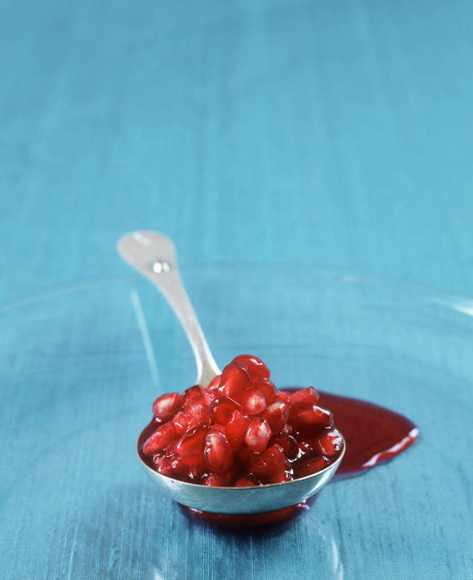 无人,竖图,俯视,室内,特写,白天,餐桌,桌面,桌子,石榴,餐具,水果,许多,阴影,朦胧,模糊,新鲜,透明,光线,碟子,盘,液体,影子,勺子,墙,生食,食品,果实,墙壁,墙面,食物,一个,蓝色,盘子,调羹,碟,汤匙,果酱,摄影,有机食品,绿色食品,影棚,单个,餐台,石榴籽,果子酱,通明,涂林,若榴,金罂,金庞,丹若,安石榴,彩图,高角度拍摄,影棚拍摄,拍摄