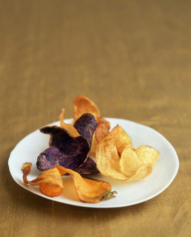 无人,竖图,俯视,室内,特写,白天,烹饪,西餐,餐桌,桌面,桌子,蔬菜,土豆,餐具,切片,阴影,朦胧,模糊,新鲜,光线,碟子,盘,影子,料理,食品,菜肴,美食,食物,一个,白色,盘子,碟,快餐,西式,佳肴,有机食品,绿色食品,单个,餐台,西式快餐,薄片,垃圾食品,馍馍蛋,洋芋,山药蛋,马铃薯,彩图,高角度拍摄