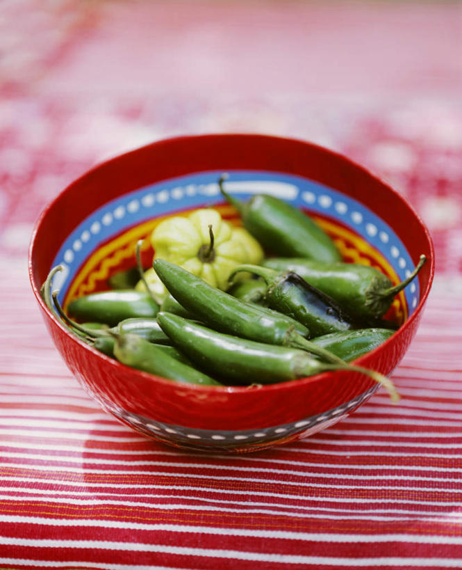 无人,竖图,俯视,室内,特写,白天,餐桌,桌子,辣椒,蔬菜,一堆,许多,阴影,堆叠,堆积,朦胧,模糊,新鲜,光线,布料,影子,陶瓷,食品,陶瓷制品,很多,布纹,桌布,食物,一只,绿色,餐巾,容器,台布,碗,有机食品,绿色食品,餐台,储藏,堆,储存,辣角,红海椒,大椒,辣虎,广椒,墨西哥辣椒,辣子,红辣椒,海椒,番椒,彩图,高角度拍摄,贮存