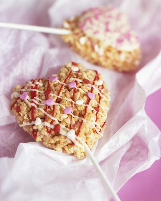 点心,无人,竖图,俯视,室内,特写,白天,爱情,餐桌,桌子,母亲节,阴影,形状,节日,爱心,朦胧,模糊,庆祝,光线,影子,食品,糖,糖果,浪漫,文化,食物,糕点,两个,庆典,温暖,温馨,心形,恩爱,餐台,纪念,和睦,炒米,硬糖,形态,外形,心型,彩图,高角度拍摄,融洽