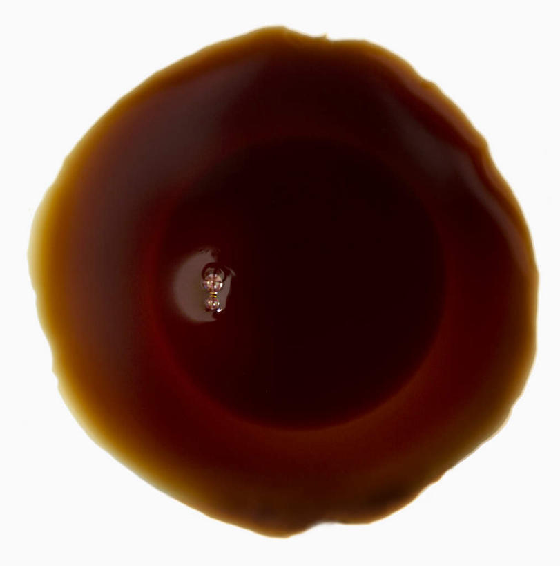 无人,竖图,俯视,室内,特写,白天,白色背景,一滴,调料,调味品,调味料,酱油,摄影,影棚,彩图,高角度拍摄,影棚拍摄,拍摄