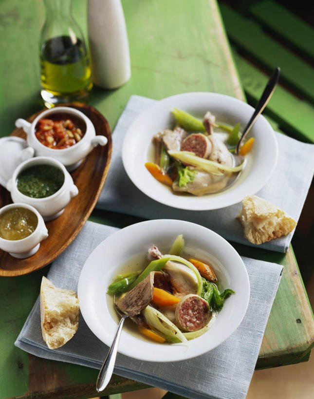 点心,面包,无人,竖图,俯视,室内,特写,白天,餐桌,桌子,蔬菜,餐具,金属制品,新鲜,金属,碟子,罐子,盘,勺子,调料,肉,牛肉,食品,面点,调味品,调味料,肉类,玻璃制品,食物,糕点,盘子,玻璃瓶,瓶子,容器,调羹,碟,汤匙,有机食品,绿色食品,餐台,储藏,储存,肉食,牛肉干,肉干,彩图,高角度拍摄,贮存