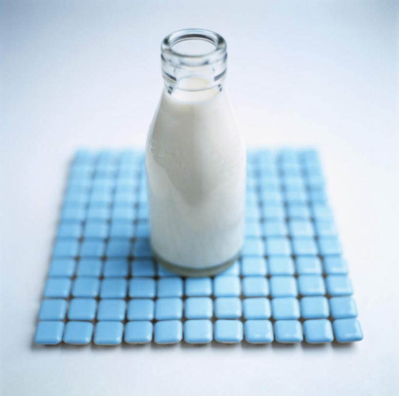 牛奶,无人,竖图,俯视,室内,特写,白天,杯子,杯垫,饮品,营养,玻璃制品,饮料,蓝色,容器,水杯,储藏,乳制品,奶,储存,安神,玻璃杯,彩图,高角度拍摄,贮存