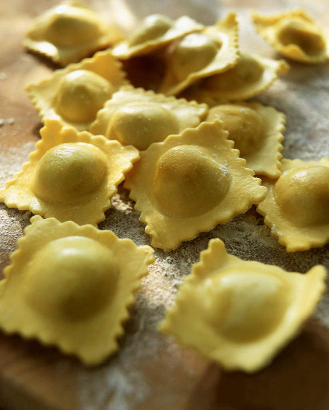 点心,馄饨,面食,无人,竖图,俯视,室内,特写,白天,桌面,桌子,阴影,光线,木制,粉末,影子,面粉,料理,食品,面点,案板,粮食,美食,砧板,食物,木制品,中式,粉,农产品,原材料,粉状,扁肉,彩图,高角度拍摄