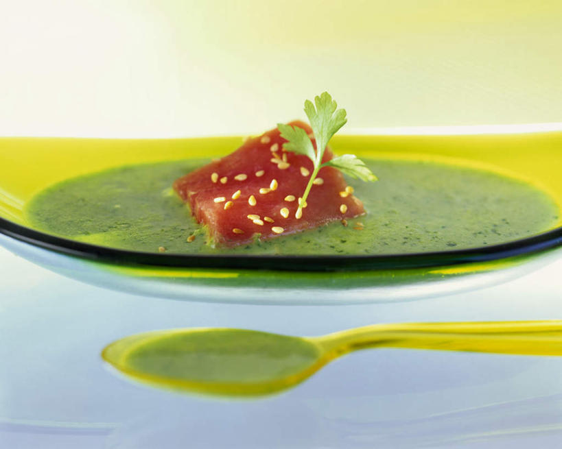 无人,横图,俯视,室内,特写,白天,桌面,桌子,芹菜,蔬菜,餐具,叶子,阴影,新鲜,装饰,光线,木制,鱼,碟子,盘,影子,勺子,食品,绿叶,鲔鱼,金枪鱼,鱼类,海洋生物,食物,盘子,木制品,调羹,碟,汤匙,两只,嫩叶,有机食品,绿色食品,荷兰芹,欧芹,香芹,华丽,修饰,点缀,配菜,吞拿鱼,水生动物,水生物,海底动物,法香,巴西利,洋香菜,洋芫荽,法国香菜,衬托,美观,雅致,雅观,旱芹菜,番荽,叶,叶片,彩图,高角度拍摄