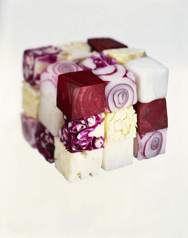 无人,竖图,俯视,室内,特写,白天,白色背景,游戏,智慧,神秘,桌面,桌子,蔬菜,洋葱,椰菜,卷心菜,玩具,一排,切开,阴影,新鲜,整齐,光线,木制,影子,食品,立方体,玩,甜菜,娱乐,食物,排列,木制品,切,休闲,魔方,甘蓝,益智,摄影,有机食品,绿色食品,影棚,活动,堆,队列,发泄,消遣,智力,神奇,剖面,切面,宣泄,菾菜,奥秘,鲁比克方块,魔术方块,扭计骰,圆葱,洋葱头,球葱,结球甘蓝,甘兰,包心菜,玩耍,嬉戏,彩图,高角度拍摄,影棚拍摄,拍摄