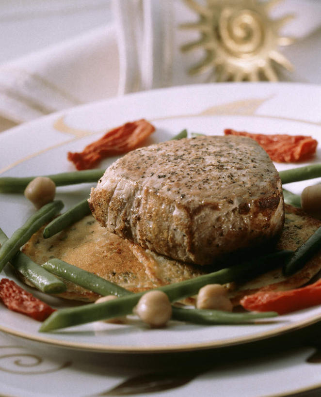 海鲜,无人,竖图,俯视,室内,特写,白天,烹饪,西餐,餐桌,桌子,辣椒,餐具,阴影,朦胧,模糊,装饰,光线,鱼,布料,碟子,盘,影子,调料,调味,香料,佐料,料理,食品,黑胡椒,调味品,鲔鱼,调味料,布纹,水产,金枪鱼,菜肴,美食,鱼类,海洋生物,桌布,食物,一个,白色,盘子,餐巾,碟,台布,西式,佳肴,单个,餐台,华丽,修饰,点缀,配料,吞拿鱼,水生动物,海产品,水生物,海底动物,辣角,红海椒,大椒,辣虎,广椒,作料,衬托,美观,雅致,雅观,辣子,胡椒,红辣椒,海椒,番椒,彩图,高角度拍摄