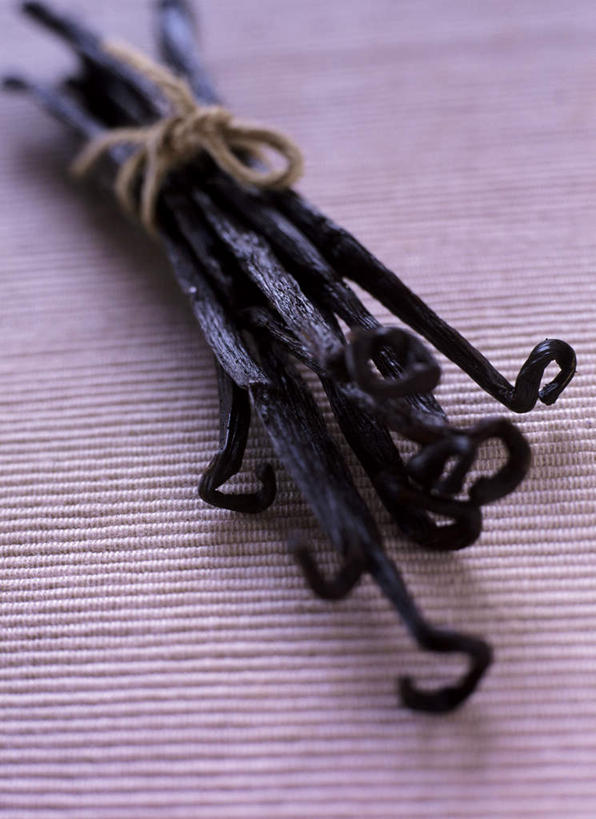 无人,竖图,俯视,室内,白天,静物,阴影,光线,布料,影子,香菜,调料,调味品,调味料,布纹,桌布,紫色,餐巾,台布,捆绑,胡菜,香荽,原荽,园荽,芫荽,胡荽,莞荽,芫茜,芫蓿,莚葛草,莚荽菜,彩图,高角度拍摄