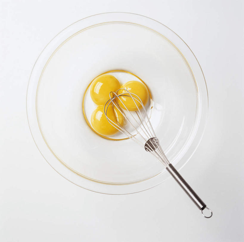 无人,横图,俯视,室内,特写,白天,白色背景,静物,餐具,玻璃,金属制品,阴影,光线,金属,碟子,盘,影子,蛋,蛋黄,鸡蛋,玻璃制品,三个,盘子,打蛋器,碟,卵,彩图,高角度拍摄