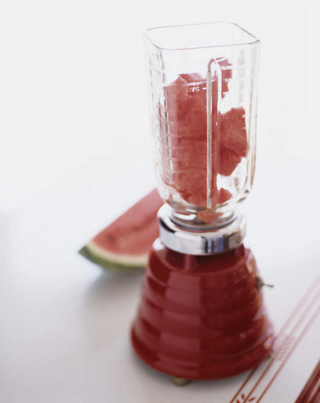 无人,竖图,俯视,室内,特写,白天,白色背景,西瓜,静物,水果,阴影,新鲜,光线,影子,生食,食品,果实,块,食物,一个,红色,有机食品,绿色食品,单个,搅拌机,寒瓜,彩图,高角度拍摄