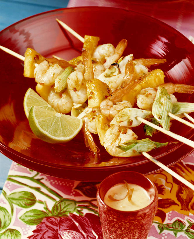 海鲜,果汁,无人,竖图,俯视,室内,特写,白天,桌面,桌子,菠萝,杯子,餐具,水果,三串,一排,阴影,新鲜,整齐,光线,木制,布料,碟子,盘,影子,生食,虾,食品,果实,饮品,布纹,水产,海洋生物,玻璃制品,桌布,食物,饮料,排列,盘子,餐巾,木制品,水杯,碟,台布,有机食品,绿色食品,队列,可口,水生动物,海产品,水生物,海底动物,酸橙,代代,适口,玻璃杯,凤梨,橙子,橙,彩图,高角度拍摄