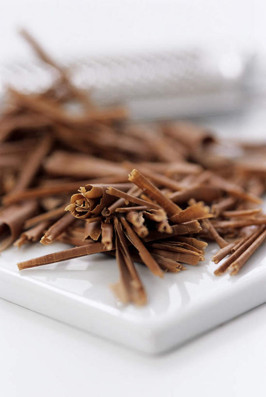 无人,竖图,俯视,室内,特写,白天,白色背景,桌面,桌子,一堆,许多,阴影,堆叠,堆积,装饰,光线,木制,影子,食品,糖,糖果,甜点,甜品,很多,食物,木制品,甜食,巧克力,摄影,影棚,朱古力,黑巧克力,堆,华丽,修饰,点缀,薄片,衬托,美观,雅致,雅观,彩图,高角度拍摄,影棚拍摄,拍摄