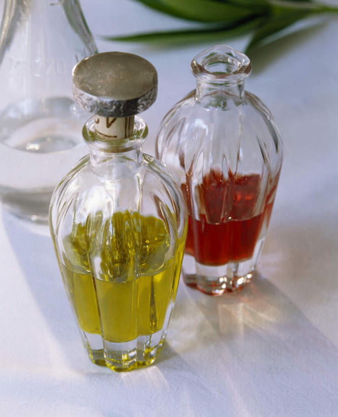 无人,横图,俯视,室内,特写,白天,餐桌,桌子,阴影,光线,罐子,影子,醋,调料,橄榄油,调味品,调味料,玻璃制品,玻璃瓶,瓶子,瓶塞,餐台,保存,密封,彩图,高角度拍摄