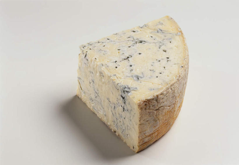 奶酪,无人,竖图,俯视,室内,特写,白天,餐桌,桌子,阴影,光线,影子,干酪,起司,芝士,营养,一个,乳酪,扇形,单个,餐台,乳制品,发酵,蓝纹奶酪,斯提耳顿干酪,彩图,高角度拍摄