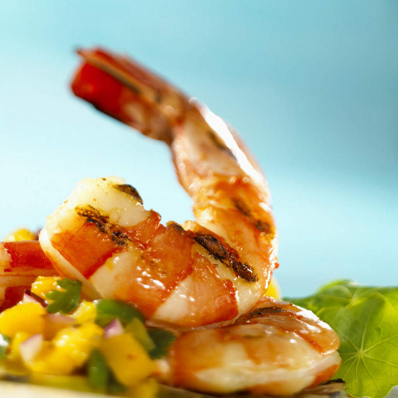 无人,竖图,俯视,室内,特写,白天,蔬菜,阴影,蓝色背景,新鲜,光线,影子,虾,虾仁,食品,食物,摄影,有机食品,绿色食品,影棚,斑节对虾,斑节虾,日本对虾,竹节虾,彩图,高角度拍摄,影棚拍摄,拍摄