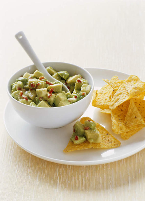 无人,竖图,俯视,室内,特写,白天,烹饪,西餐,玉米,餐桌,桌子,蔬菜,餐具,水果,阴影,朦胧,模糊,新鲜,光线,棒子,碟子,盘,影子,勺子,陶瓷,玉蜀黍,生食,料理,食品,果实,陶瓷制品,菜肴,美食,食物,一个,白色,盘子,容器,调羹,碟,汤匙,碗,酪梨,鳄梨,西式,佳肴,有机食品,绿色食品,单个,餐台,储藏,油梨,苞米,储存,苞芦,薄片,苞谷,樟梨,包谷,大蜀黍,番麦,薏米包,玉高粱,玉麦,珍珠米,牛油果,彩图,高角度拍摄,贮存