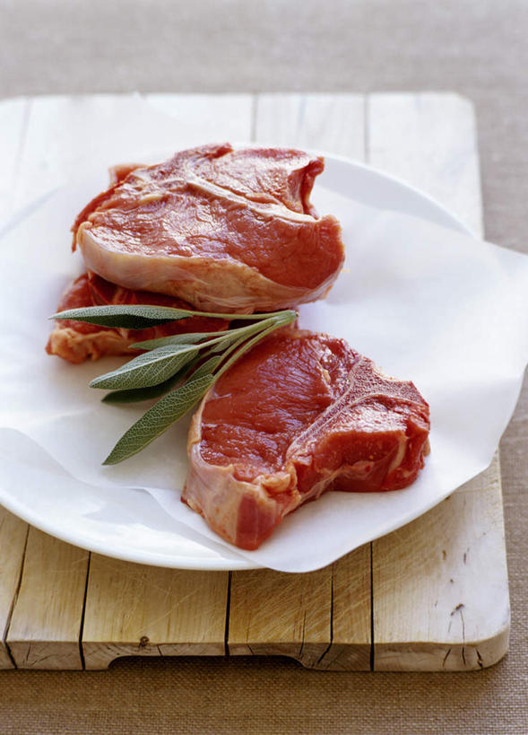 无人,竖图,俯视,室内,特写,白天,烹饪,西餐,餐桌,桌子,餐具,三块,阴影,朦胧,模糊,光线,碟子,盘,影子,调味,肉,生食,香料,佐料,牛肉,薄荷,料理,食品,银丹草,案板,菜肴,美食,肉类,砧板,食物,一个,红色,绿色,白色,盘子,碟,西式,佳肴,单个,餐台,配料,肉食,吸油纸,作料,斑叶凤梨薄荷,夜息香,彩图,高角度拍摄