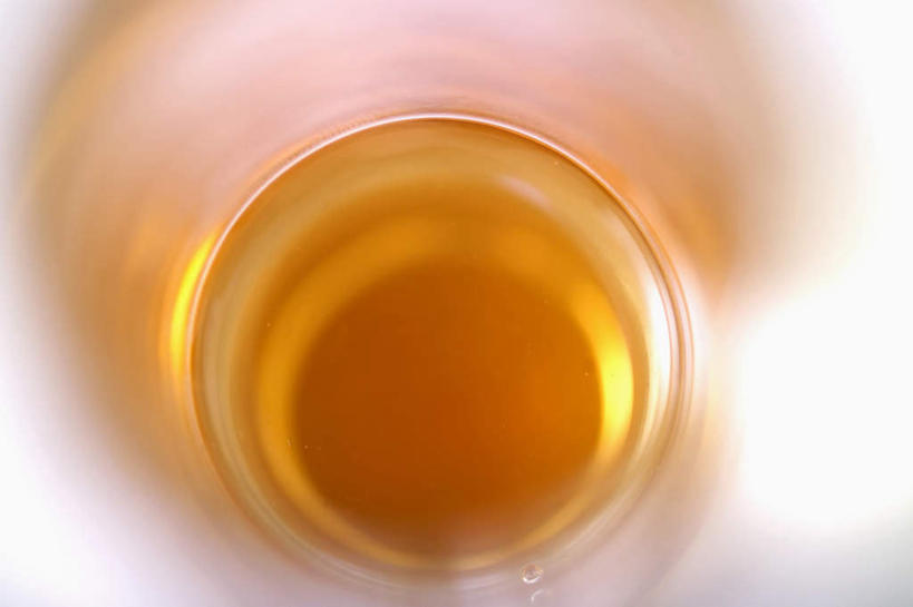 无人,横图,俯视,室内,特写,白天,桌面,桌子,杯子,阴影,朦胧,模糊,光线,木制,影子,醋,调料,调味品,调味料,玻璃制品,木制品,水杯,玻璃杯,彩图,高角度拍摄