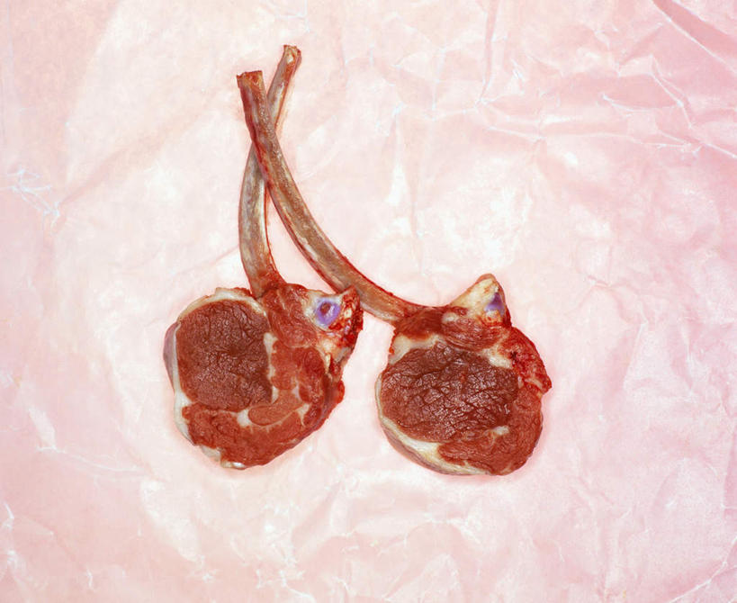 无人,横图,俯视,室内,特写,白天,餐桌,桌子,切开,阴影,朦胧,模糊,新鲜,光线,影子,排骨,肉,羊肉,肉类,两个,切,餐台,剖面,肉食,切面,彩图,高角度拍摄