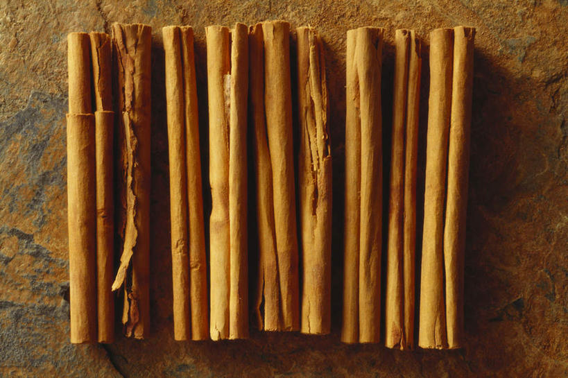 无人,横图,俯视,室内,特写,白天,餐桌,桌子,一排,许多,阴影,朦胧,模糊,整齐,光线,影子,调味,香料,佐料,肉桂,很多,排列,餐台,配料,队列,桂皮,作料,官桂,牡桂,筒桂,香桂,玉桂,彩图,高角度拍摄