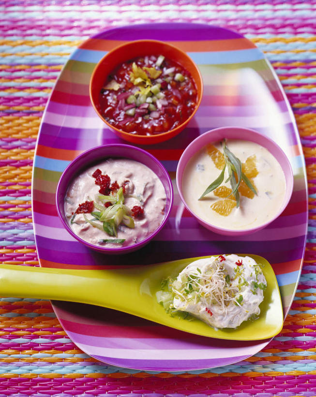 奶酪,无人,竖图,俯视,室内,特写,白天,桌面,桌子,柑橘,西红柿,餐具,水果,阴影,朦胧,模糊,新鲜,光线,木制,碟子,盘,影子,勺子,塑料,调料,酱料,酱汁,生食,佐料,干酪,起司,食品,果实,调味品,芝士,营养,调味料,酱,食物,盘子,木制品,容器,塑料制品,调羹,碟,汤匙,碗,乳酪,有机食品,绿色食品,五只,储藏,乳制品,储存,发酵,沙茶酱,橘子,桔子,橙子,橙,番茄,彩图,高角度拍摄,贮存