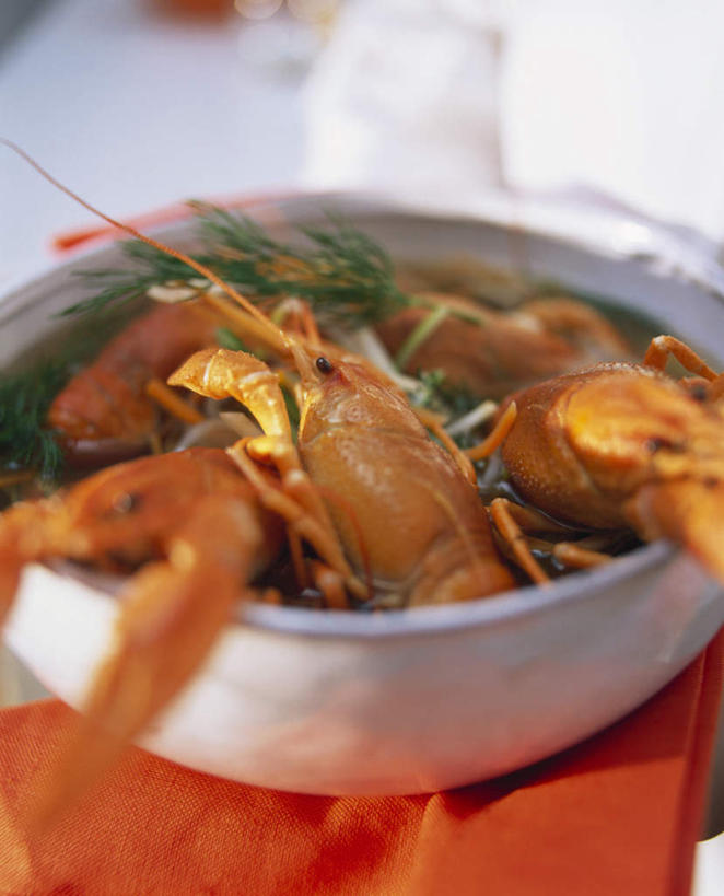 海鲜,龙虾,无人,竖图,俯视,室内,特写,白天,烹饪,西餐,桌面,桌子,厨具,叶子,金属制品,阴影,朦胧,模糊,装饰,光线,金属,木制,锅子,影子,调味,虾,香料,佐料,料理,食品,绿叶,锅,水产,菜肴,美食,海洋生物,食物,一只,木制品,嫩叶,西式,佳肴,锅具,华丽,修饰,点缀,配料,水生动物,海产品,水生物,海底动物,烹饪用具,作料,衬托,美观,雅致,雅观,螯虾,叶,叶片,烹调用具,烹调,彩图,高角度拍摄