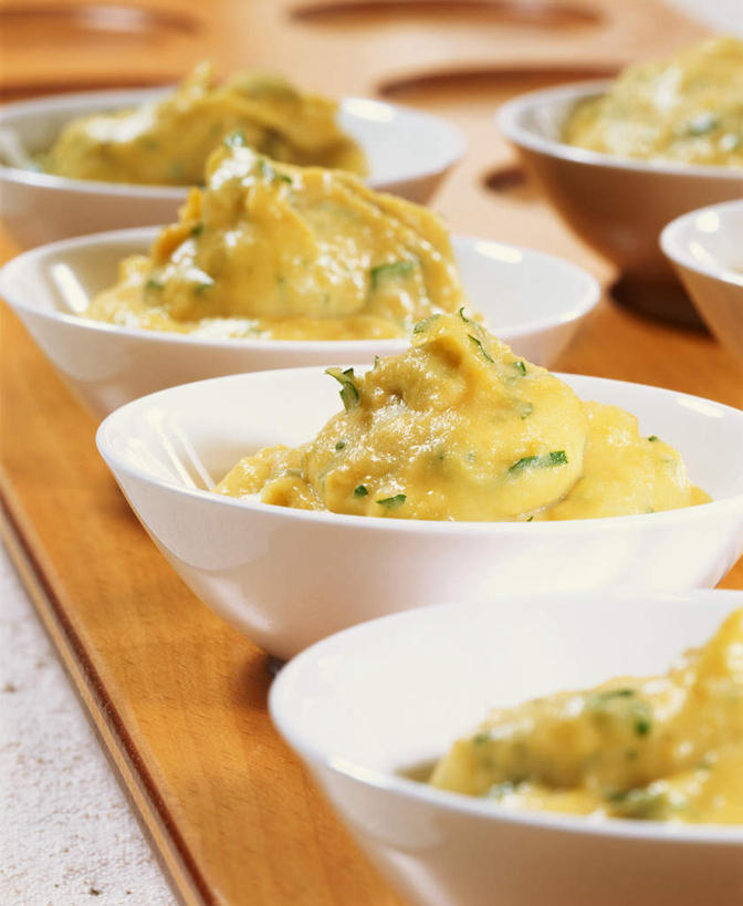 无人,竖图,俯视,室内,特写,白天,餐桌,桌子,蔬菜,一排,许多,阴影,朦胧,模糊,新鲜,整齐,光线,影子,陶瓷,豆类,调料,酱料,酱汁,佐料,食品,陶瓷制品,调味品,很多,调味料,酱,食物,排列,容器,碗,有机食品,绿色食品,餐台,储藏,储存,队列,豆沙,鹰嘴豆,回鹘豆,桃豆,鸡豆,诺胡提,彩图,高角度拍摄,贮存