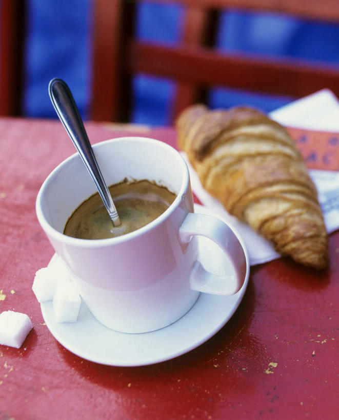 点心,面包,咖啡,无人,竖图,俯视,室内,特写,白天,植物,餐桌,桌子,豆,杯子,餐具,阴影,朦胧,模糊,光线,瓷器,碟子,盘,影子,勺子,豆类,豆子,调料,食品,糖,面点,咖啡杯,陶瓷制品,调味品,调味料,食物,糕点,一个,盘子,调羹,碟,汤匙,咖啡豆,单个,餐台,瓷杯,冰糖,豆科,咖啡因,彩图,高角度拍摄