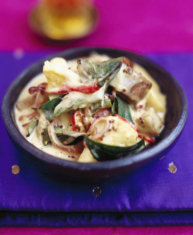 咖哩,无人,竖图,俯视,室内,特写,白天,烹饪,西餐,桌面,桌子,茄子,蔬菜,土豆,阴影,朦胧,模糊,新鲜,光线,木制,布料,影子,陶瓷,调料,肉,料理,食品,陶瓷制品,调味品,调味料,布纹,猪肉,咖喱,菜肴,美食,肉类,桌布,食物,餐巾,木制品,容器,台布,碗,西式,佳肴,有机食品,绿色食品,储藏,储存,肉食,豚肉,馍馍蛋,印度菜,印度料理,洋芋,山药蛋,马铃薯,落苏,酪酥,昆仑瓜,矮瓜,彩图,高角度拍摄,贮存