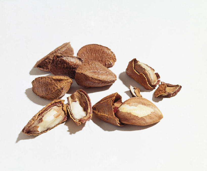 无人,横图,俯视,室内,特写,白天,白色背景,桌面,桌子,阴影,朦胧,模糊,光线,木制,影子,坚果,果实,木制品,干果,摄影,影棚,巴西栗,巴西坚果,巴西果,鲍鱼果,彩图,高角度拍摄,影棚拍摄,拍摄