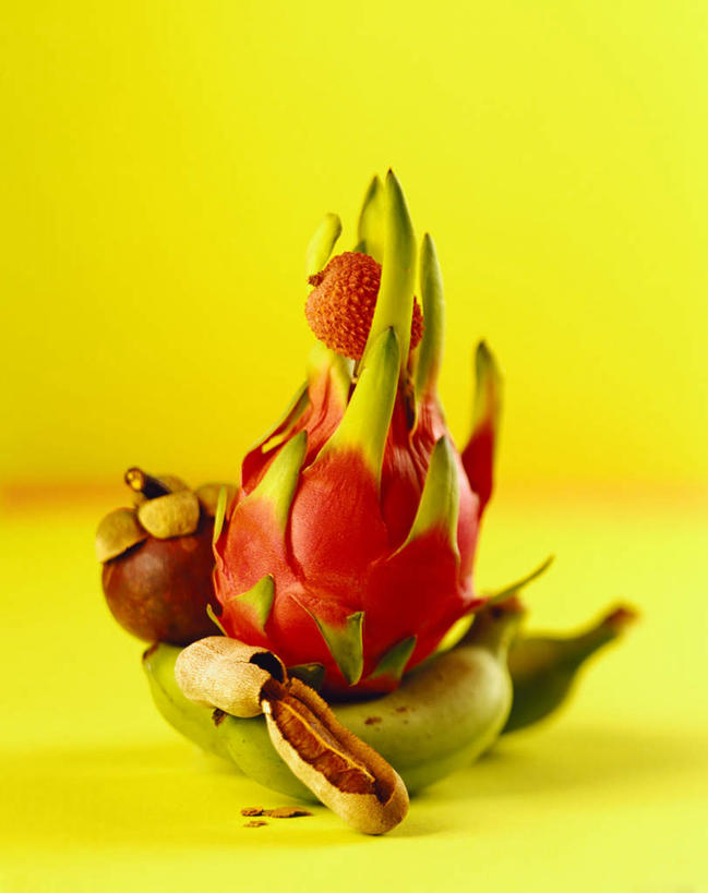 无人,竖图,俯视,室内,特写,白天,桌面,桌子,荔枝,香蕉,水果,一堆,阴影,堆叠,堆积,黄色背景,新鲜,光线,木制,影子,生食,食品,果实,火龙果,食物,黄色,木制品,青龙果,有机食品,绿色食品,堆,山竹,莽吉柿,山竹子,山竺,昙花,永恒,短暂,瞬间,刹那,鬼仔花,韦陀花,月下美人,夜会草,离枝,甘蕉,彩图,高角度拍摄