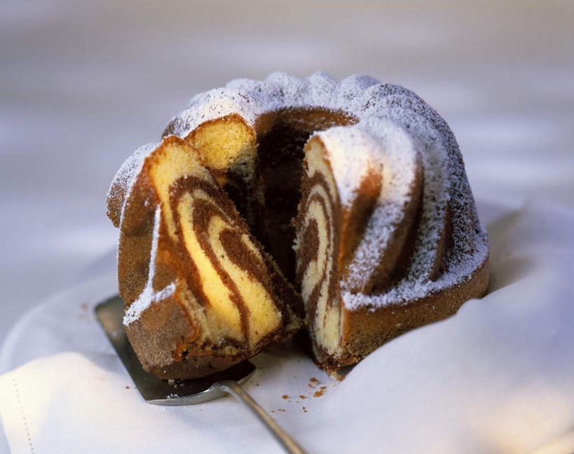 点心,无人,横图,俯视,室内,特写,白天,下午茶,餐桌,桌子,餐具,切开,阴影,朦胧,模糊,光线,布料,叉子,影子,食品,布纹,桌布,食物,糕点,一个,餐巾,台布,巧克力,切,单个,餐台,朱古力,剖面,餐叉,切面,大理石蛋糕,进餐用具,彩图,高角度拍摄,蛋糕