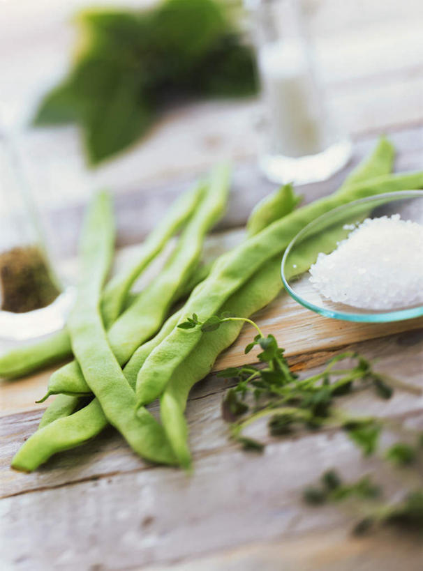 无人,竖图,俯视,室内,特写,白天,植物,餐桌,桌子,蔬菜,餐具,叶子,阴影,朦胧,模糊,新鲜,光线,木制,碟子,盘,影子,豆类,豆子,豌豆,调料,盐,食品,绿叶,调味品,调味料,荷兰豆,食盐,食物,绿色,盘子,木制品,碟,嫩叶,有机食品,绿色食品,餐台,雪豆,豆科,寒豆,毕豆,麻累,国豆,小寒豆,麦豌豆,赤花蔓豆,红花菜豆,看花豆,叶,叶片,青豆,彩图,高角度拍摄