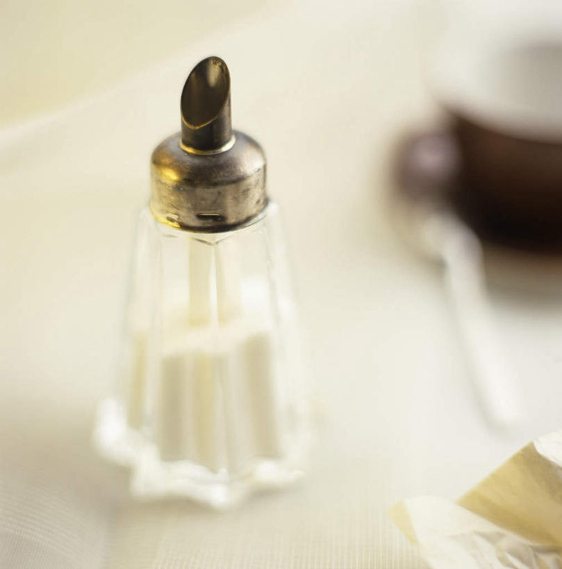 无人,竖图,俯视,室内,特写,白天,桌面,桌子,阴影,朦胧,模糊,光线,木制,罐子,影子,调料,糖,调味品,调味料,调味瓶,玻璃制品,一个,白色,玻璃瓶,木制品,瓶子,单个,砂糖,沙糖,彩图,高角度拍摄