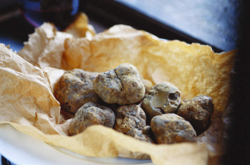 无人,横图,俯视,室内,特写,白天,桌面,桌子,蔬菜,餐具,一堆,许多,阴影,堆叠,堆积,新鲜,光线,木制,碟子,盘,影子,菌菇,调料,食品,糖,糖果,甜点,甜品,调味品,松露,很多,调味料,菌类,食物,一个,盘子,木制品,碟,甜食,巧克力,食用菌,有机食品,绿色食品,单个,朱古力,堆,白松露,彩图,高角度拍摄