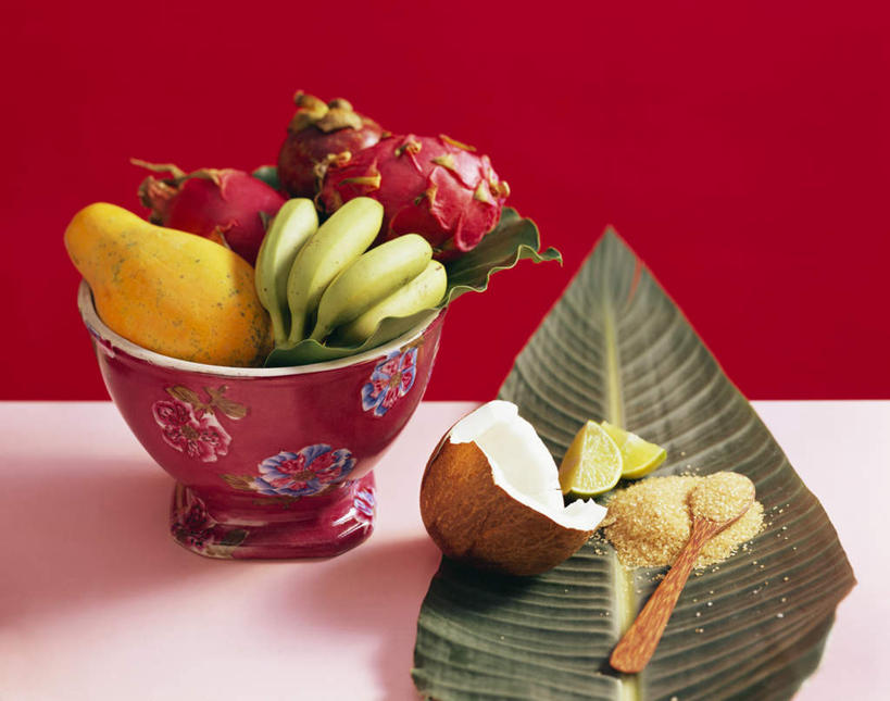 无人,横图,俯视,室内,特写,白天,餐桌,桌子,梨,柠檬,香蕉,椰子,水果,叶子,阴影,新鲜,光线,影子,勺子,陶瓷,生食,食品,坚果,果实,绿叶,陶瓷制品,芭蕉叶,火龙果,食物,两个,容器,调羹,汤匙,碗,干果,嫩叶,青龙果,香梨,有机食品,绿色食品,餐台,储藏,储存,大椰,胥余,椰瓢,越王头,叶,叶片,益母果,生梨,柠果,甘蕉,彩图,高角度拍摄,贮存