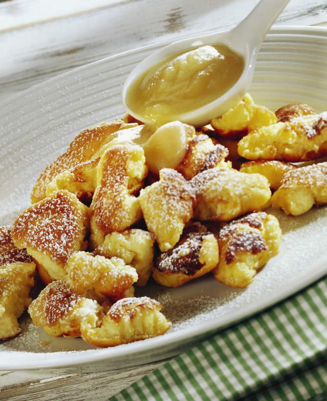 点心,无人,竖图,俯视,室内,特写,白天,餐桌,桌子,苹果,餐具,水果,许多,阴影,朦胧,模糊,新鲜,光线,布料,碟子,盘,影子,勺子,生食,食品,甜点,甜品,果实,很多,布纹,桌布,食物,糕点,排列,两个,白色,盘子,餐巾,调羹,碟,台布,汤匙,果酱,有机食品,绿色食品,餐台,薄饼,苹果酱,果子酱,摆列,彩图,高角度拍摄,布列,分列