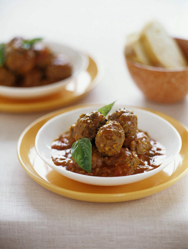 无人,竖图,俯视,室内,特写,白天,烹饪,西餐,植物,蔬菜,餐具,叶子,许多,阴影,朦胧,模糊,新鲜,光线,碟子,盘,纹理,影子,陶瓷,调料,酱料,酱汁,佐料,料理,食品,绿叶,陶瓷制品,调味品,很多,调味料,酱,菜肴,美食,肉丸,食物,绿色,盘子,容器,碟,碗,嫩叶,番茄沙司,西式,佳肴,有机食品,绿色食品,储藏,储存,肌理,叶,叶片,叶脉,彩图,高角度拍摄,贮存