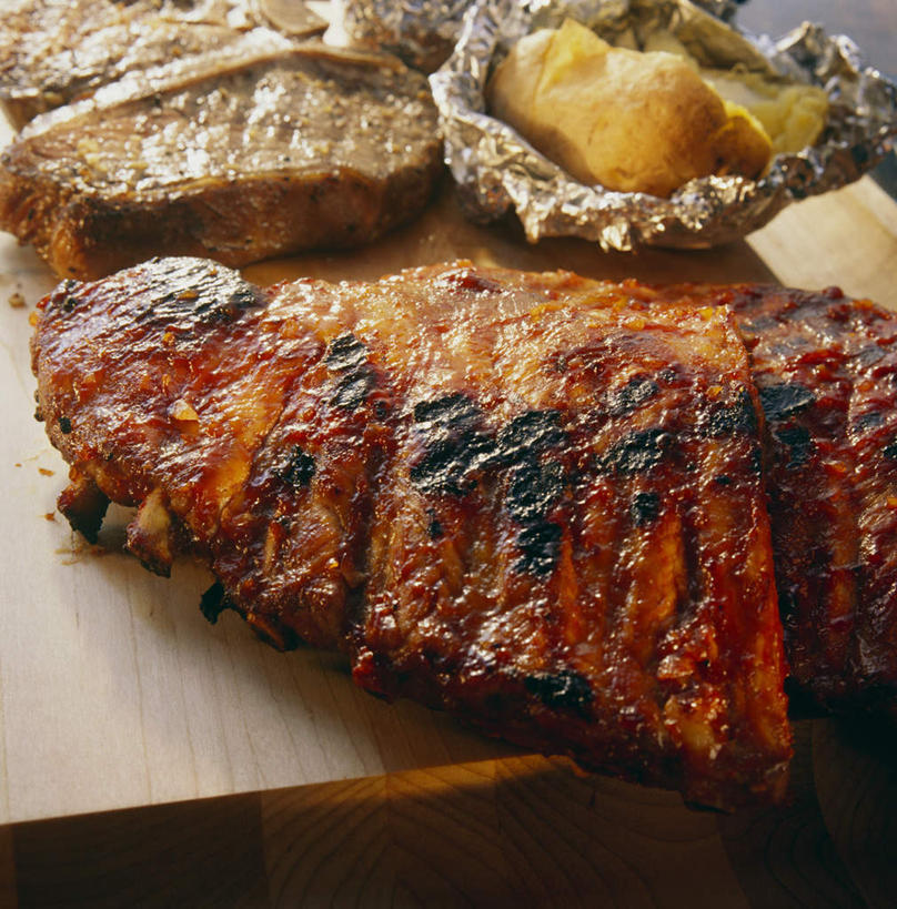 无人,竖图,俯视,室内,特写,白天,桌面,桌子,蔬菜,土豆,烤,阴影,新鲜,反射,木制,影子,肉,牛排,牛肉,食品,猪肉,肉类,食物,木制品,有机食品,绿色食品,肉食,豚肉,馍馍蛋,洋芋,山药蛋,马铃薯,彩图,高角度拍摄