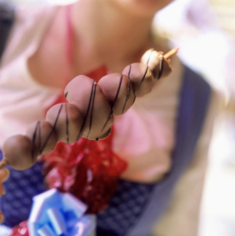 西方人,一个人,竖图,俯视,室外,特写,白天,欧洲,欧洲人,仅一个年轻女性,仅一个女性,仅一个人,一排,握,阴影,服装,朦胧,模糊,整齐,光线,影子,肉,食品,糖,糖果,甜点,甜品,拿,拿着,注视,休闲装,肉类,竹签,食物,排列,衣服,甜食,巧克力,观察,看,休闲,休闲服,握着,服饰,观看,朱古力,黑巧克力,察看,队列,关注,肉食,肉串,取食签,年轻女性,女人,女性,白种人,半身,彩图,高角度拍摄