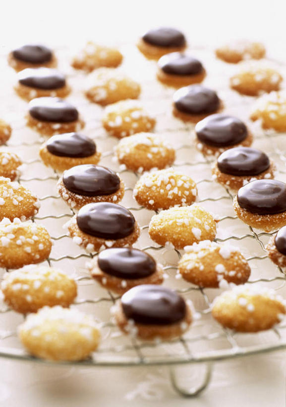 点心,无人,竖图,俯视,室内,特写,白天,烘焙,桌面,桌子,金属制品,一排,阴影,整齐,反射,金属,木制,影子,灯光,面团,食品,甜点,甜品,架子,食物,糕点,排列,木制品,甜食,白砂糖,队列,冷却,冷却架,彩图,高角度拍摄