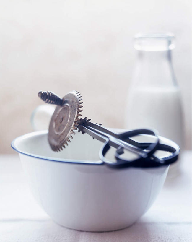 牛奶,无人,竖图,俯视,室内,白天,桌面,桌子,阴影,反射,木制,影子,陶瓷,灯光,陶瓷制品,饮品,营养,玻璃制品,酒瓶,饮料,一个,玻璃瓶,木制品,瓶子,容器,碗,单个,储藏,乳制品,奶,储存,搅拌机,安神,彩图,高角度拍摄,贮存